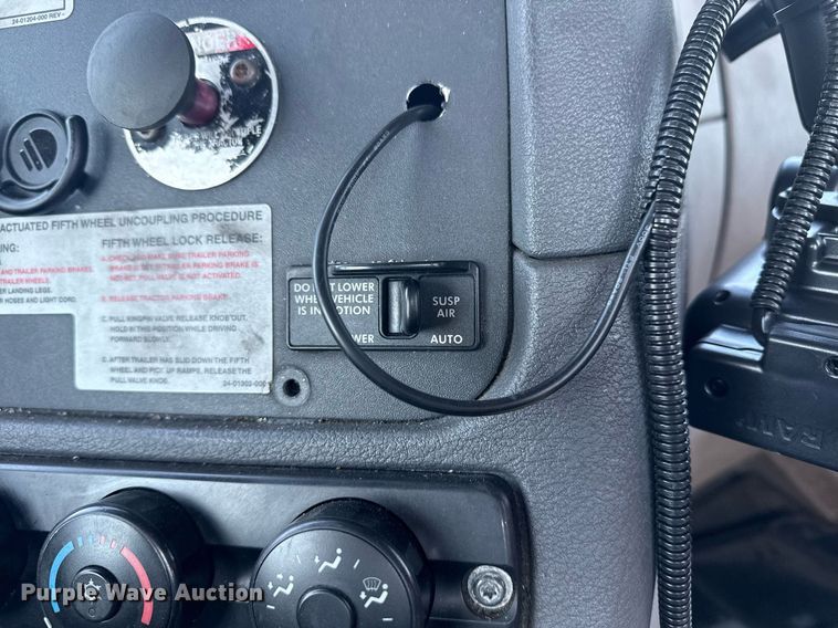 image for item EG2637 2012 Freightliner Cascadia semi truck