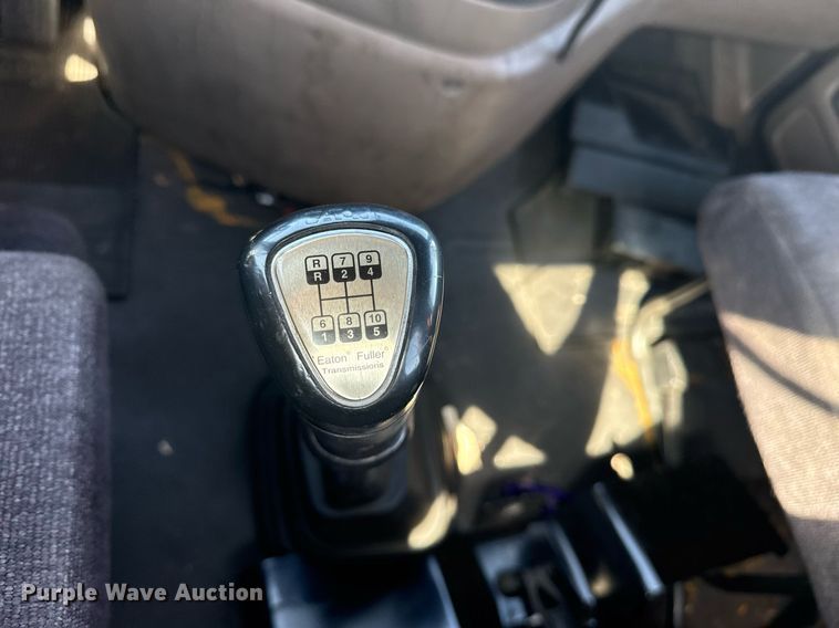 image for item EG2637 2012 Freightliner Cascadia semi truck