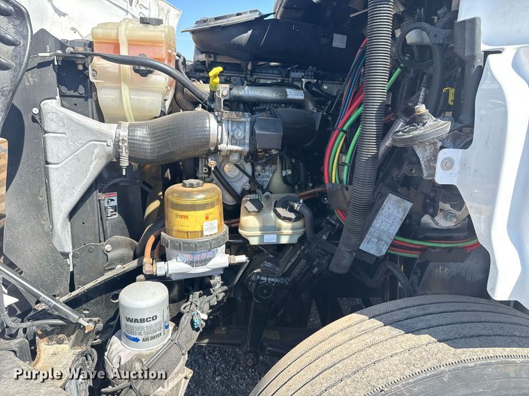 image for item EG2637 2012 Freightliner Cascadia semi truck