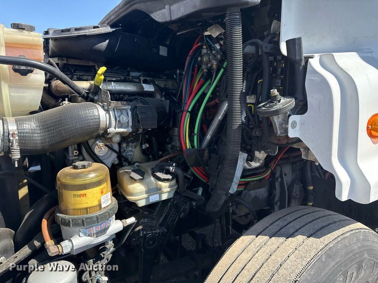 image for item EG2637 2012 Freightliner Cascadia semi truck