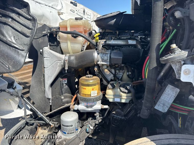 image for item EG2637 2012 Freightliner Cascadia semi truck