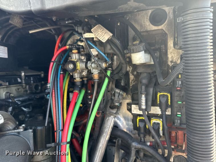 image for item EG2637 2012 Freightliner Cascadia semi truck