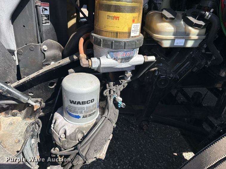 image for item EG2637 2012 Freightliner Cascadia semi truck