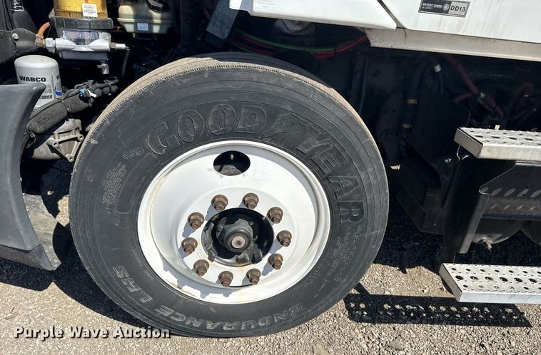 image for item EG2637 2012 Freightliner Cascadia semi truck