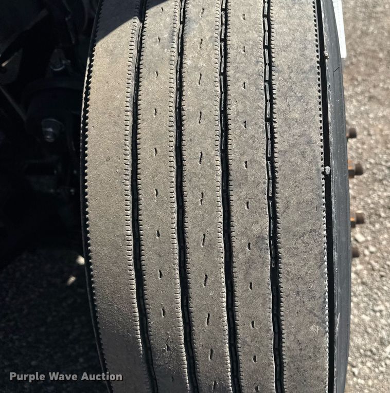 image for item EG2637 2012 Freightliner Cascadia semi truck