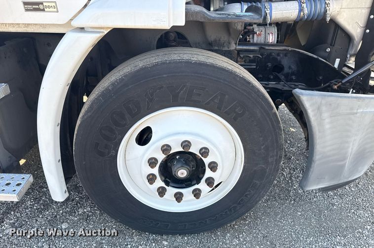 image for item EG2637 2012 Freightliner Cascadia semi truck