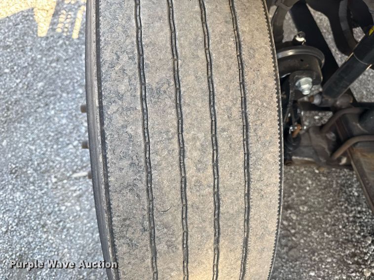 image for item EG2637 2012 Freightliner Cascadia semi truck