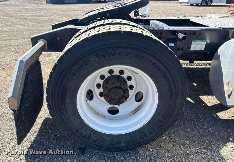 image for item EG2637 2012 Freightliner Cascadia semi truck