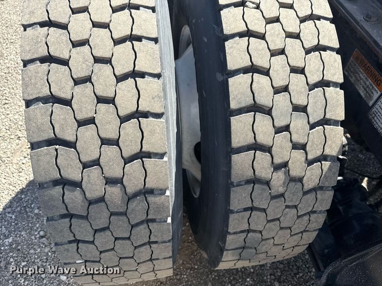 image for item EG2637 2012 Freightliner Cascadia semi truck