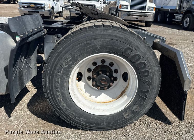 image for item EG2637 2012 Freightliner Cascadia semi truck