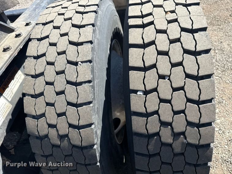 image for item EG2637 2012 Freightliner Cascadia semi truck