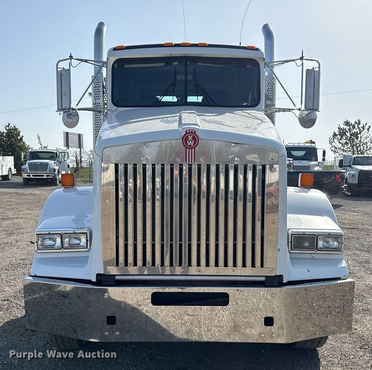 image for item EG2652 2014 Kenworth T800 semi truck