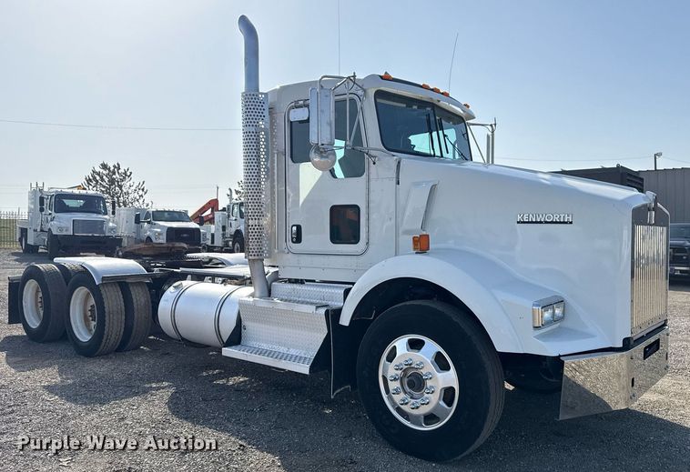 image for item EG2652 2014 Kenworth T800 semi truck