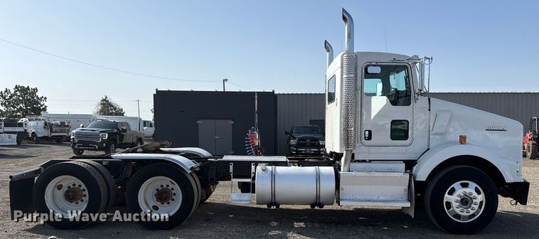 image for item EG2652 2014 Kenworth T800 semi truck