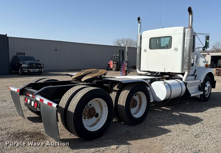 image for item EG2652 2014 Kenworth T800 semi truck