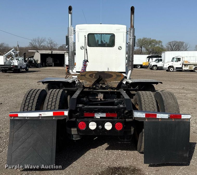 image for item EG2652 2014 Kenworth T800 semi truck