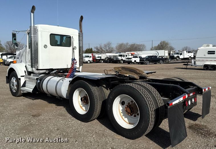 image for item EG2652 2014 Kenworth T800 semi truck