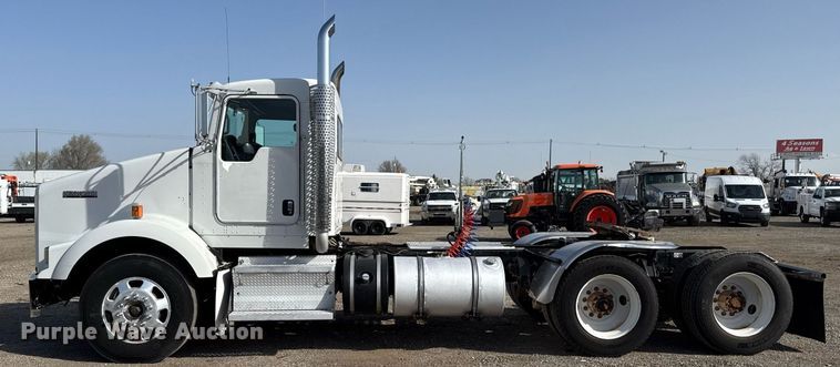image for item EG2652 2014 Kenworth T800 semi truck