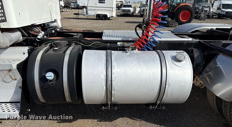 image for item EG2652 2014 Kenworth T800 semi truck