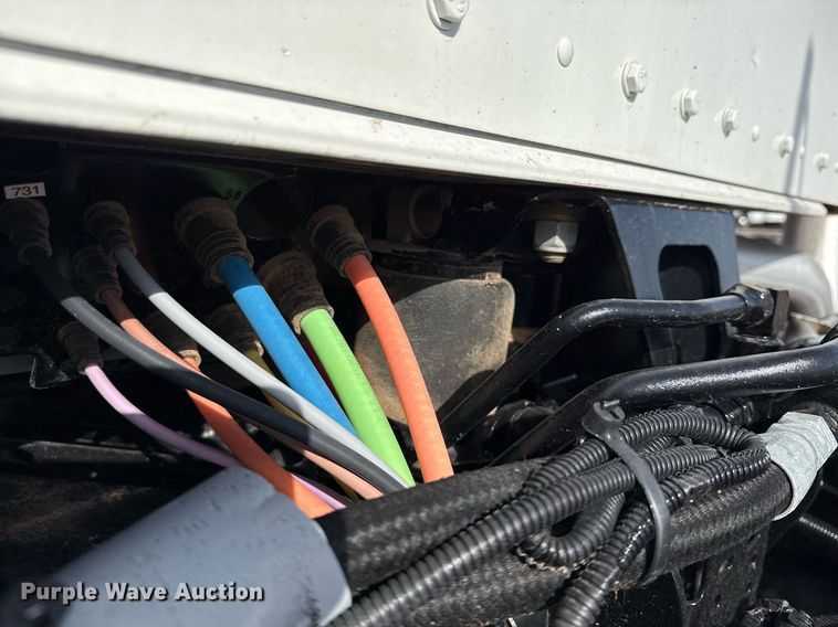 image for item EG2652 2014 Kenworth T800 semi truck