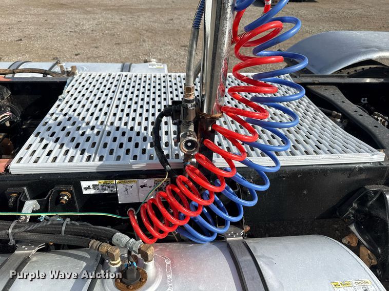 image for item EG2652 2014 Kenworth T800 semi truck