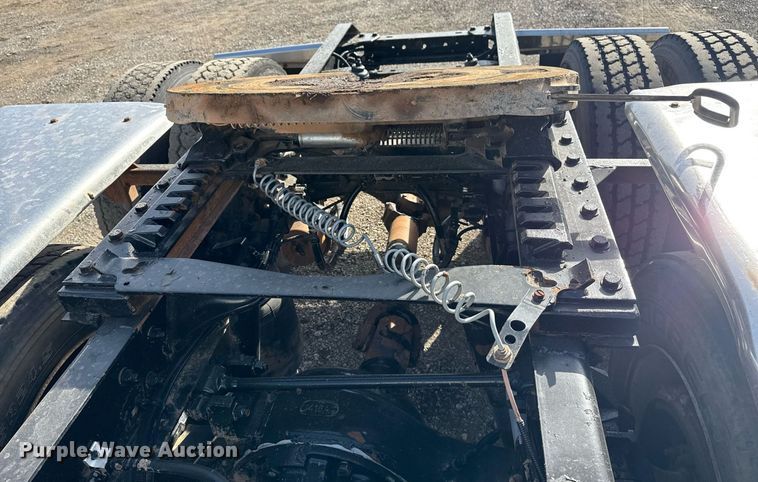 image for item EG2652 2014 Kenworth T800 semi truck