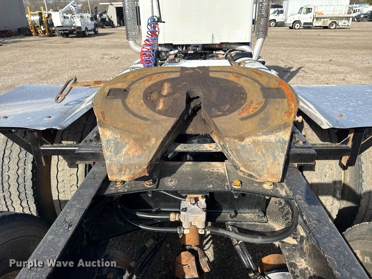 image for item EG2652 2014 Kenworth T800 semi truck