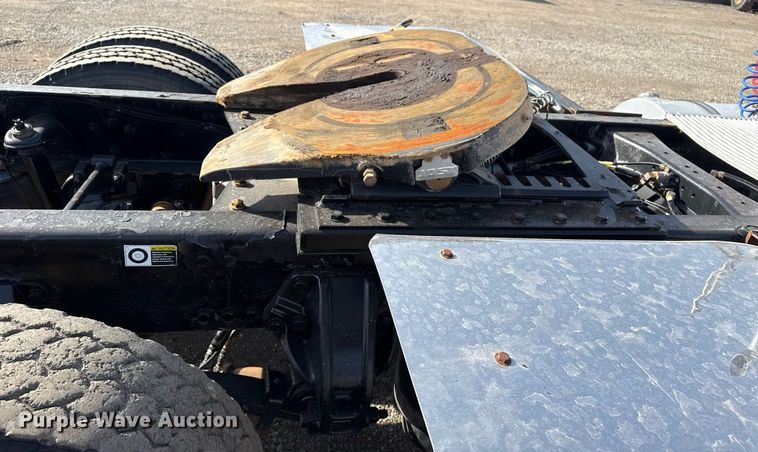 image for item EG2652 2014 Kenworth T800 semi truck