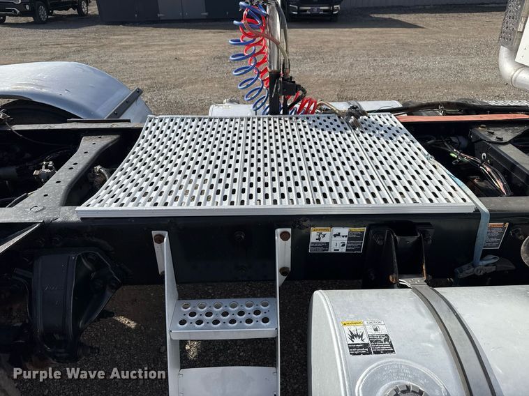 image for item EG2652 2014 Kenworth T800 semi truck