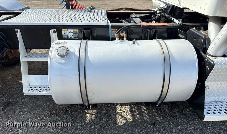 image for item EG2652 2014 Kenworth T800 semi truck