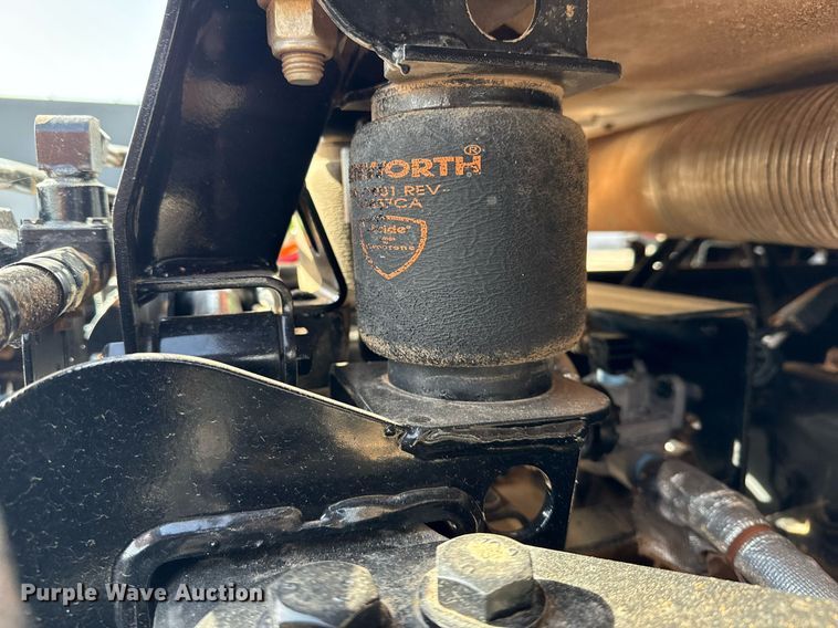 image for item EG2652 2014 Kenworth T800 semi truck