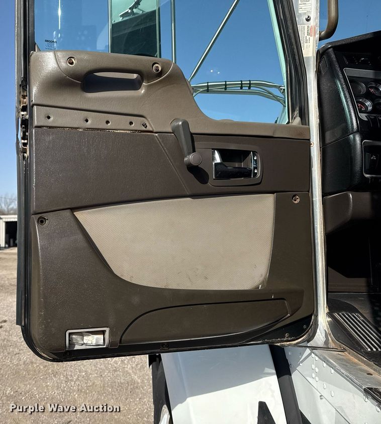 image for item EG2652 2014 Kenworth T800 semi truck