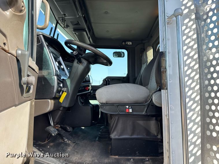 image for item EG2652 2014 Kenworth T800 semi truck