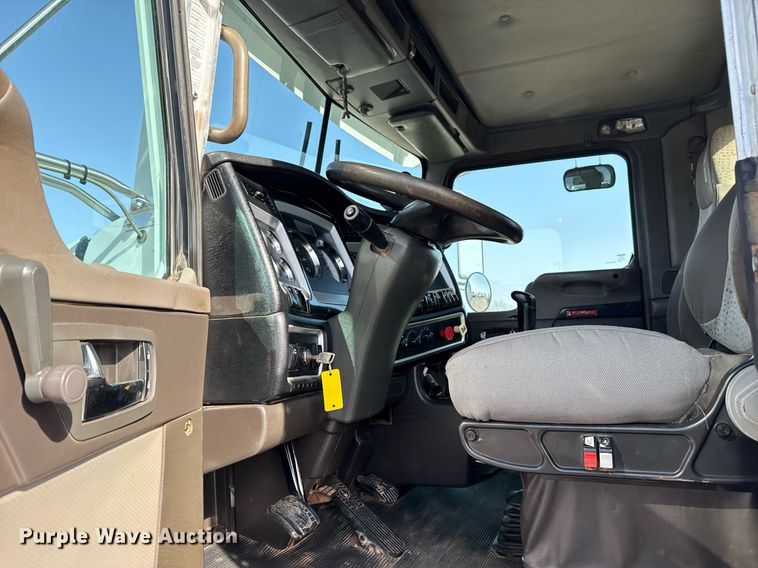 image for item EG2652 2014 Kenworth T800 semi truck