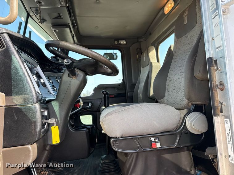 image for item EG2652 2014 Kenworth T800 semi truck