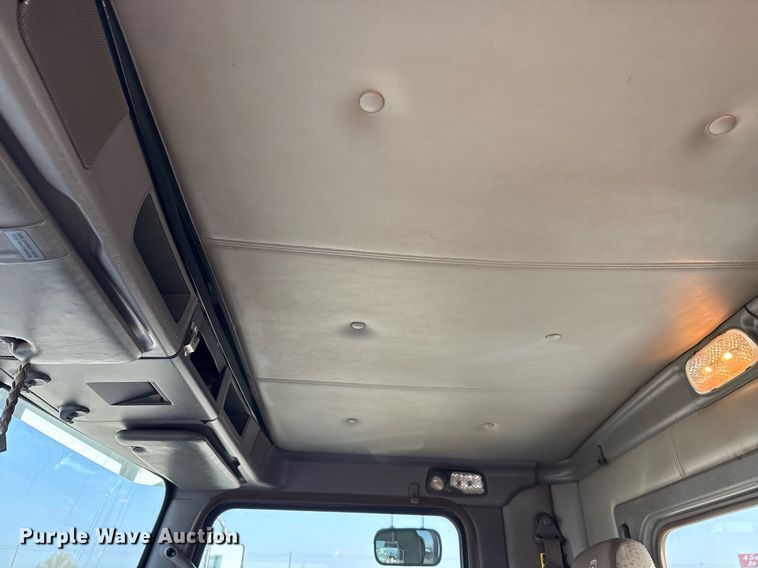 image for item EG2652 2014 Kenworth T800 semi truck