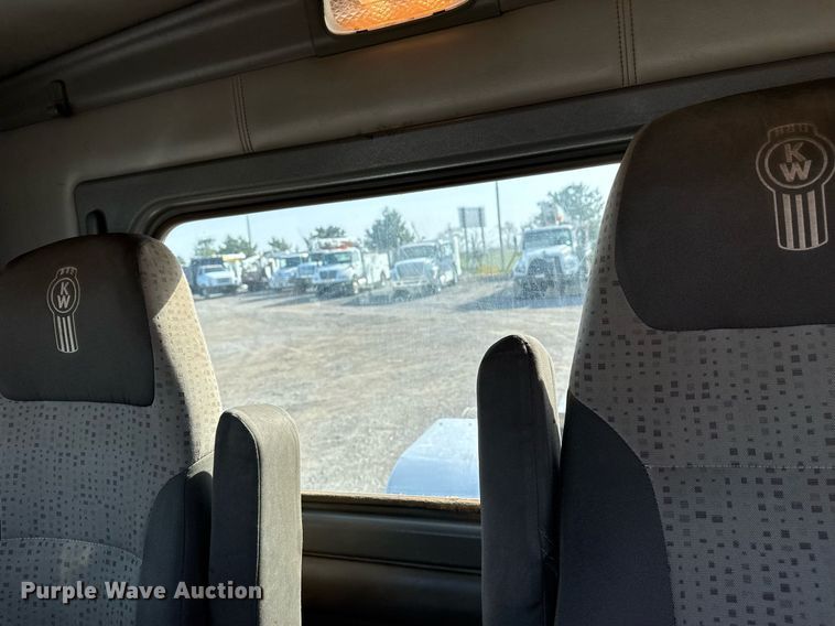 image for item EG2652 2014 Kenworth T800 semi truck