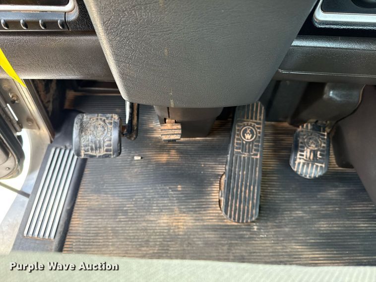 image for item EG2652 2014 Kenworth T800 semi truck