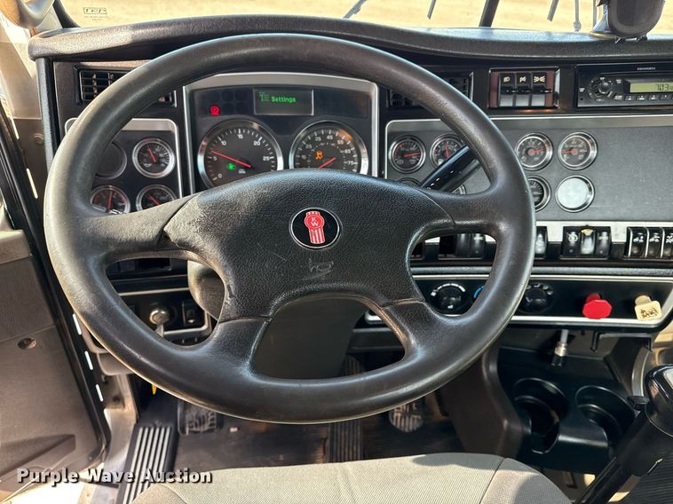 image for item EG2652 2014 Kenworth T800 semi truck