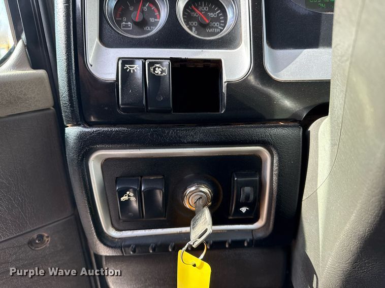 image for item EG2652 2014 Kenworth T800 semi truck