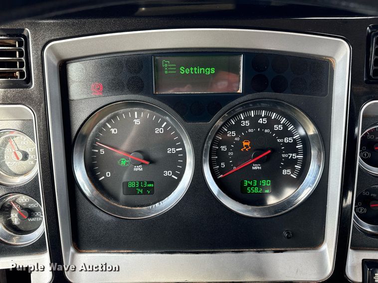 image for item EG2652 2014 Kenworth T800 semi truck