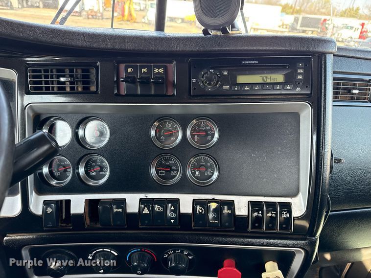 image for item EG2652 2014 Kenworth T800 semi truck