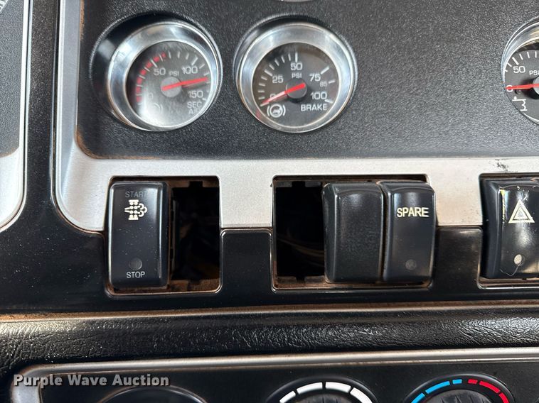 image for item EG2652 2014 Kenworth T800 semi truck