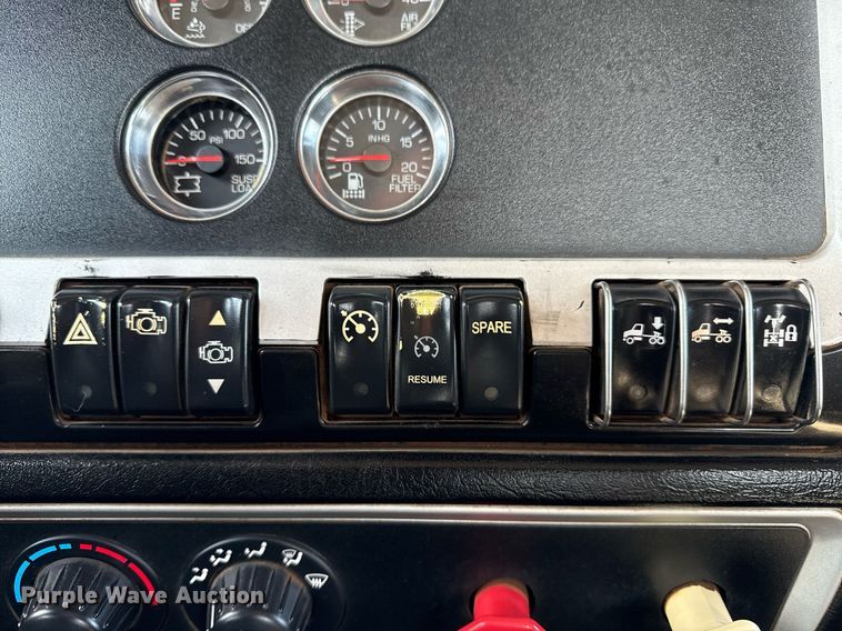 image for item EG2652 2014 Kenworth T800 semi truck