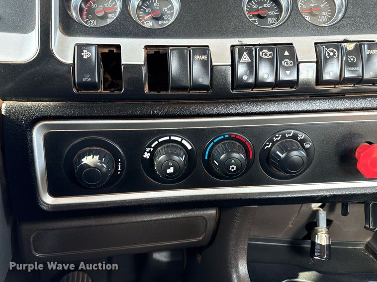 image for item EG2652 2014 Kenworth T800 semi truck