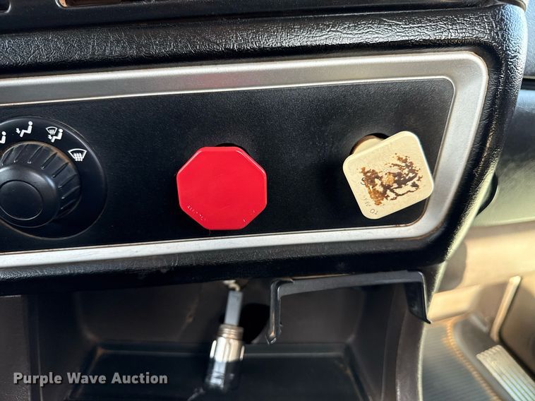 image for item EG2652 2014 Kenworth T800 semi truck