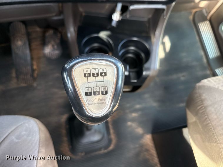 image for item EG2652 2014 Kenworth T800 semi truck