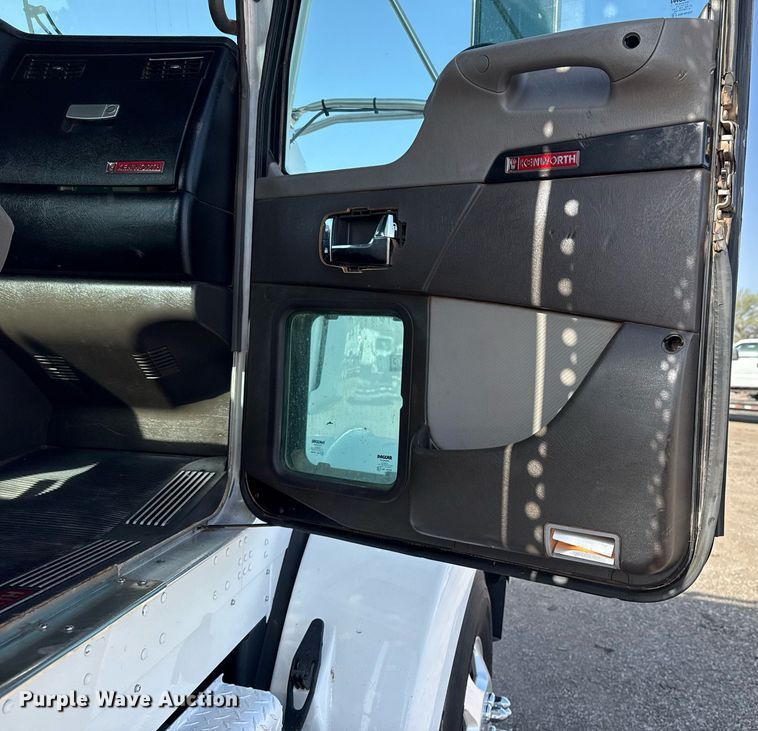 image for item EG2652 2014 Kenworth T800 semi truck