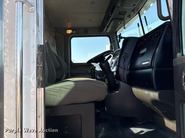 image for item EG2652 2014 Kenworth T800 semi truck