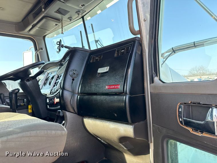 image for item EG2652 2014 Kenworth T800 semi truck